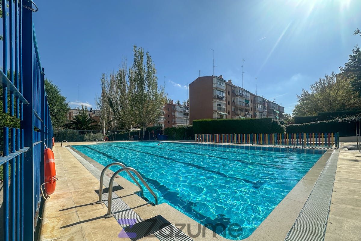 Swimming pool of Flat to rent in  Madrid Capital  with Air Conditioner, Heating and Parquet flooring
