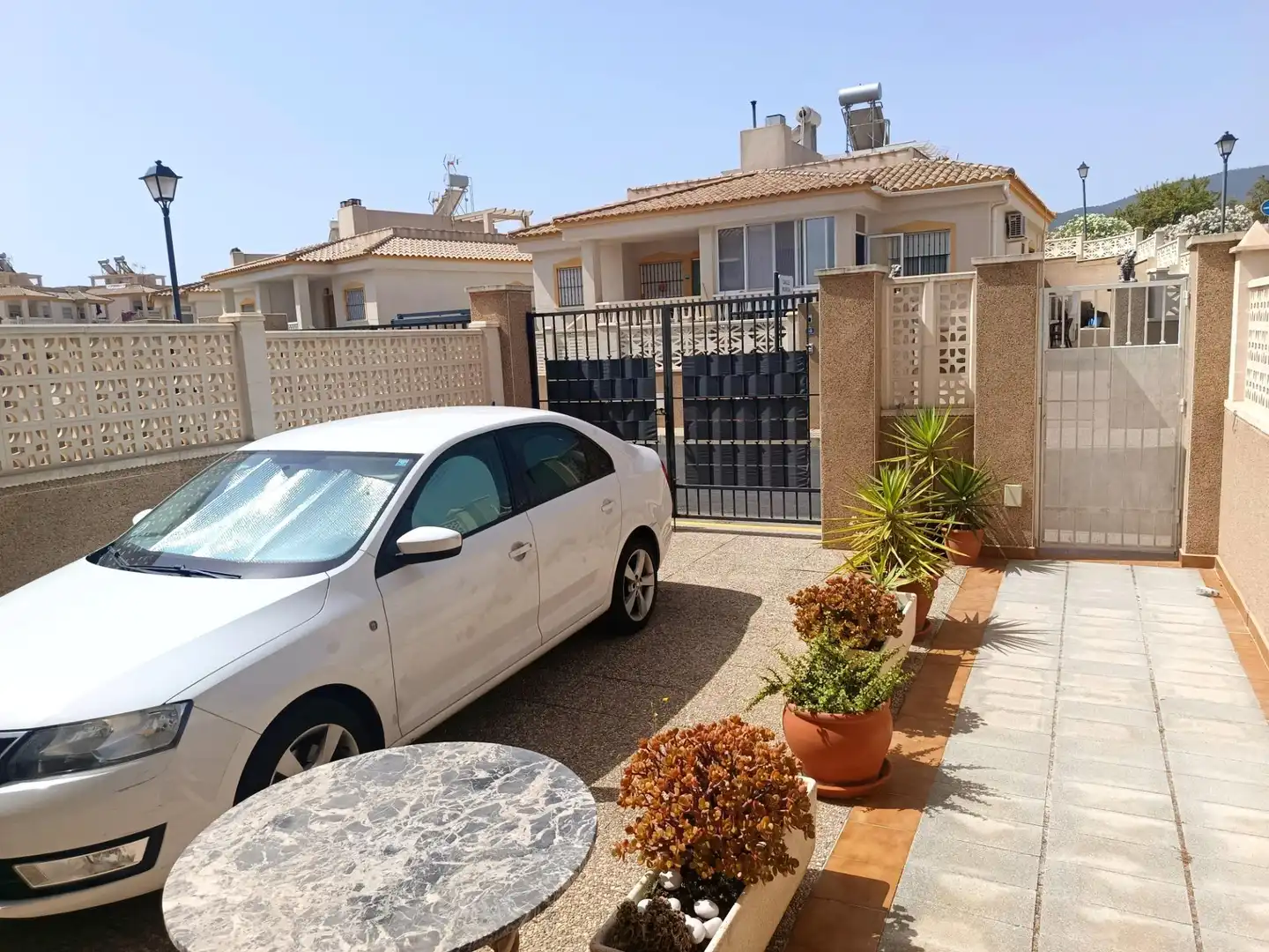 Vista exterior de Casa adosada en venda en Castalla amb Jardí privat, Terrassa i Moblat