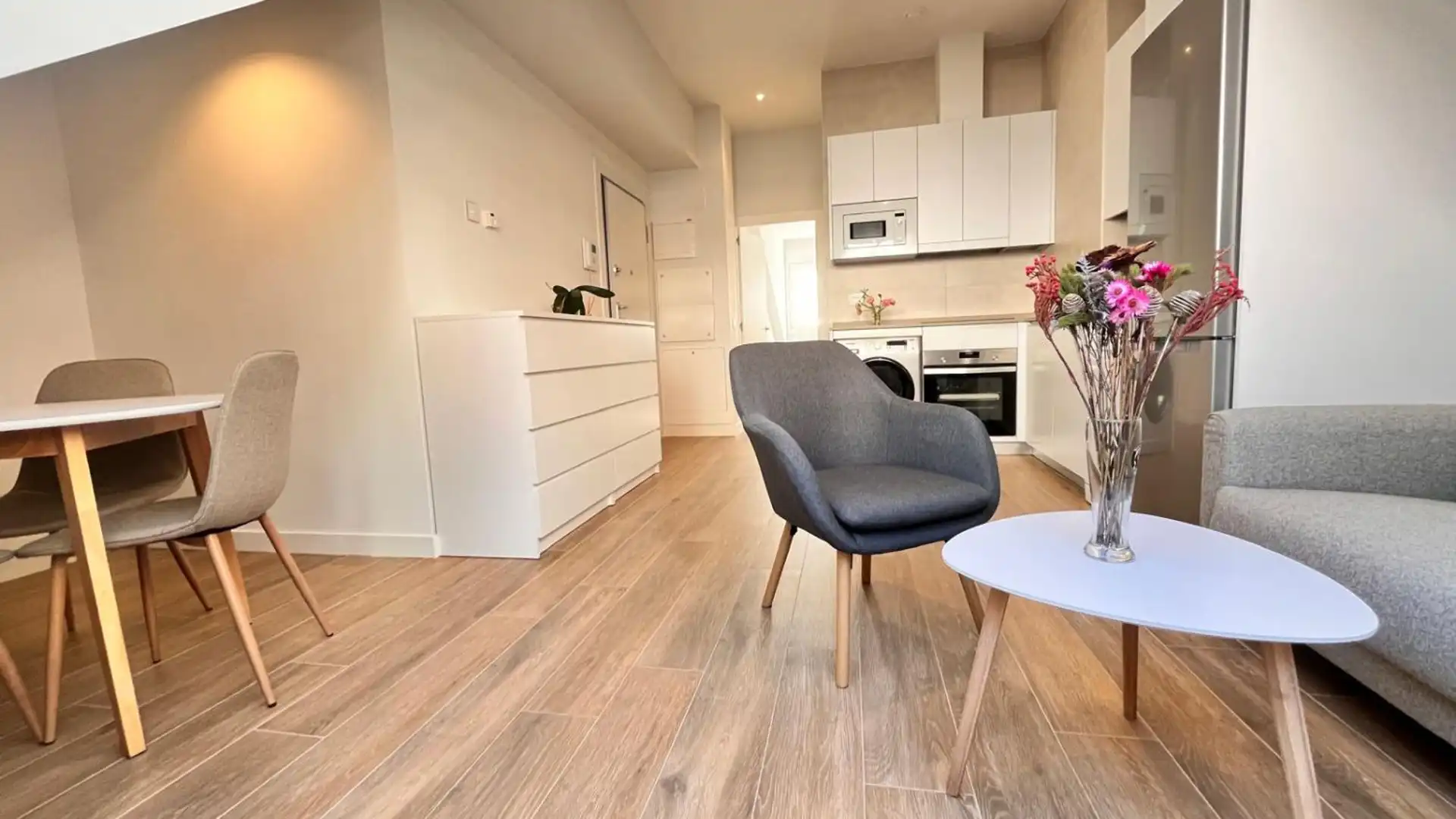 Sala d'estar de Apartament de lloguer en Gijón  amb Calefacció, Traster i Balcó