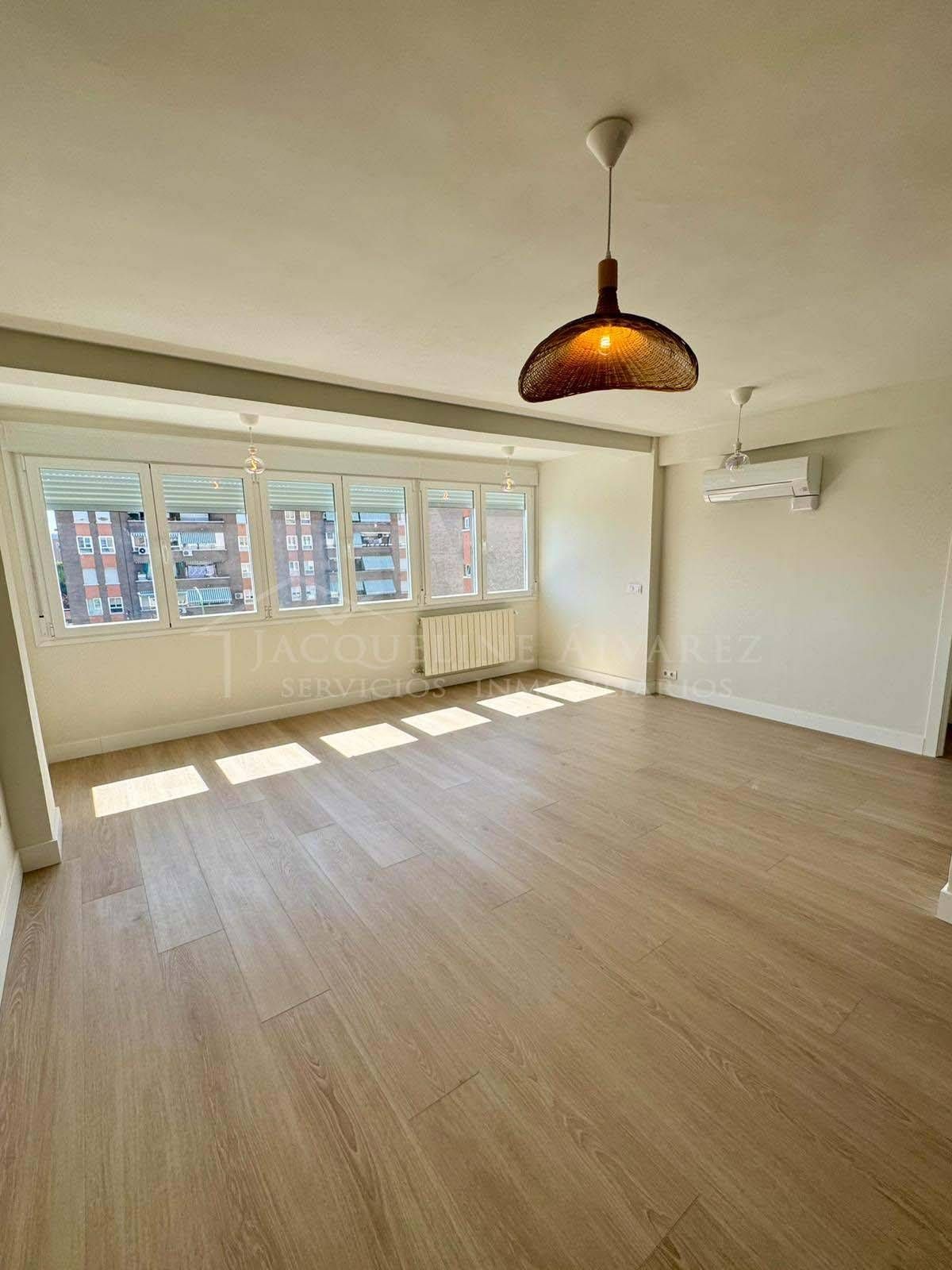 Living room of Flat for sale in Parla  with Air Conditioner and Heating