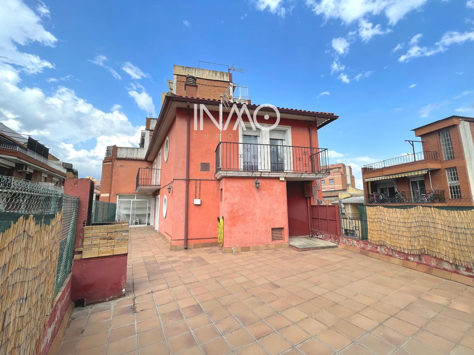 Vista exterior de Àtic en venda en Rubí amb Calefacció i Terrassa