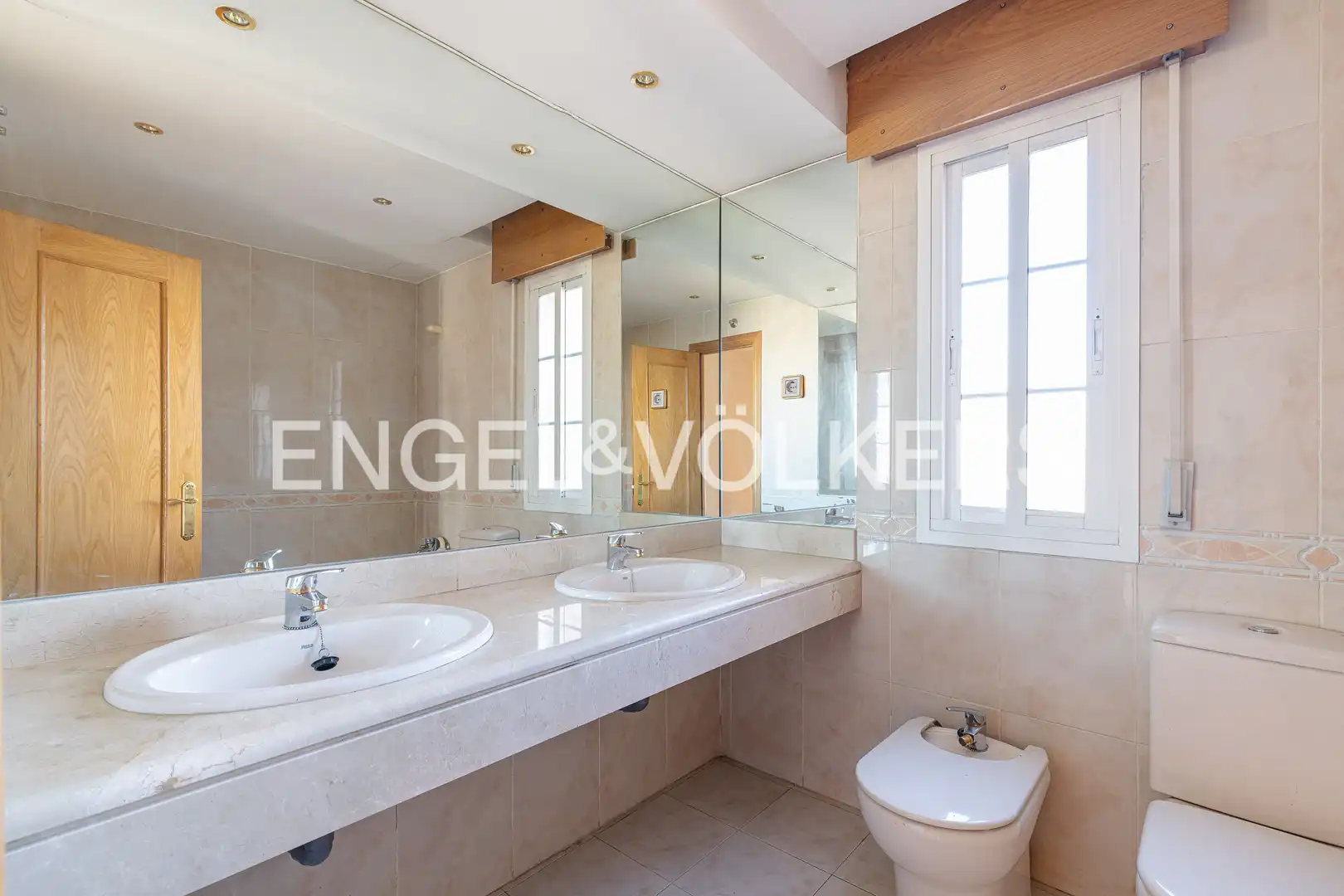 Badezimmer von Dachboden zum Verkauf in Coslada mit Heizung, Parkett und Terrasse