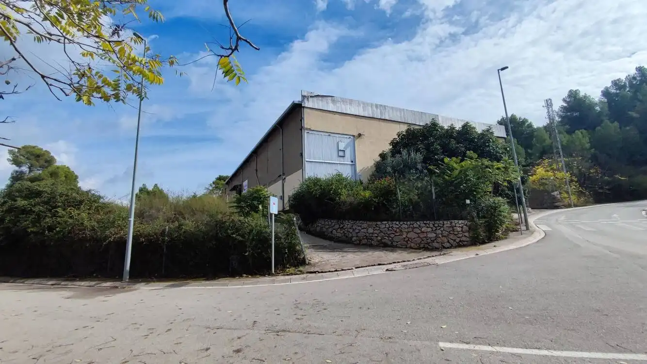 Vista exterior de Nave industrial en venta en Vallirana