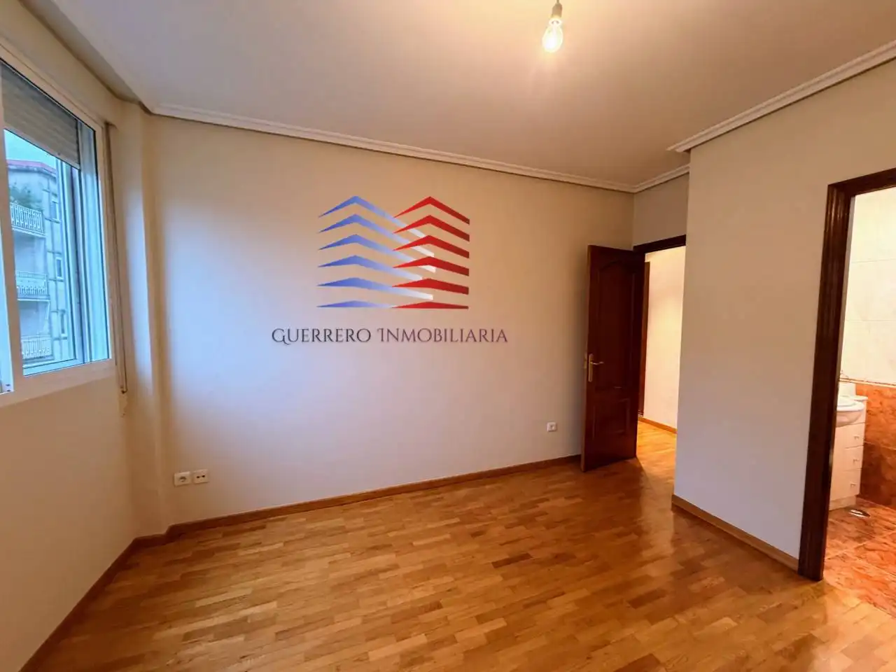 Dormitori de Pis de lloguer en Ourense Capital  amb Calefacció i Parquet