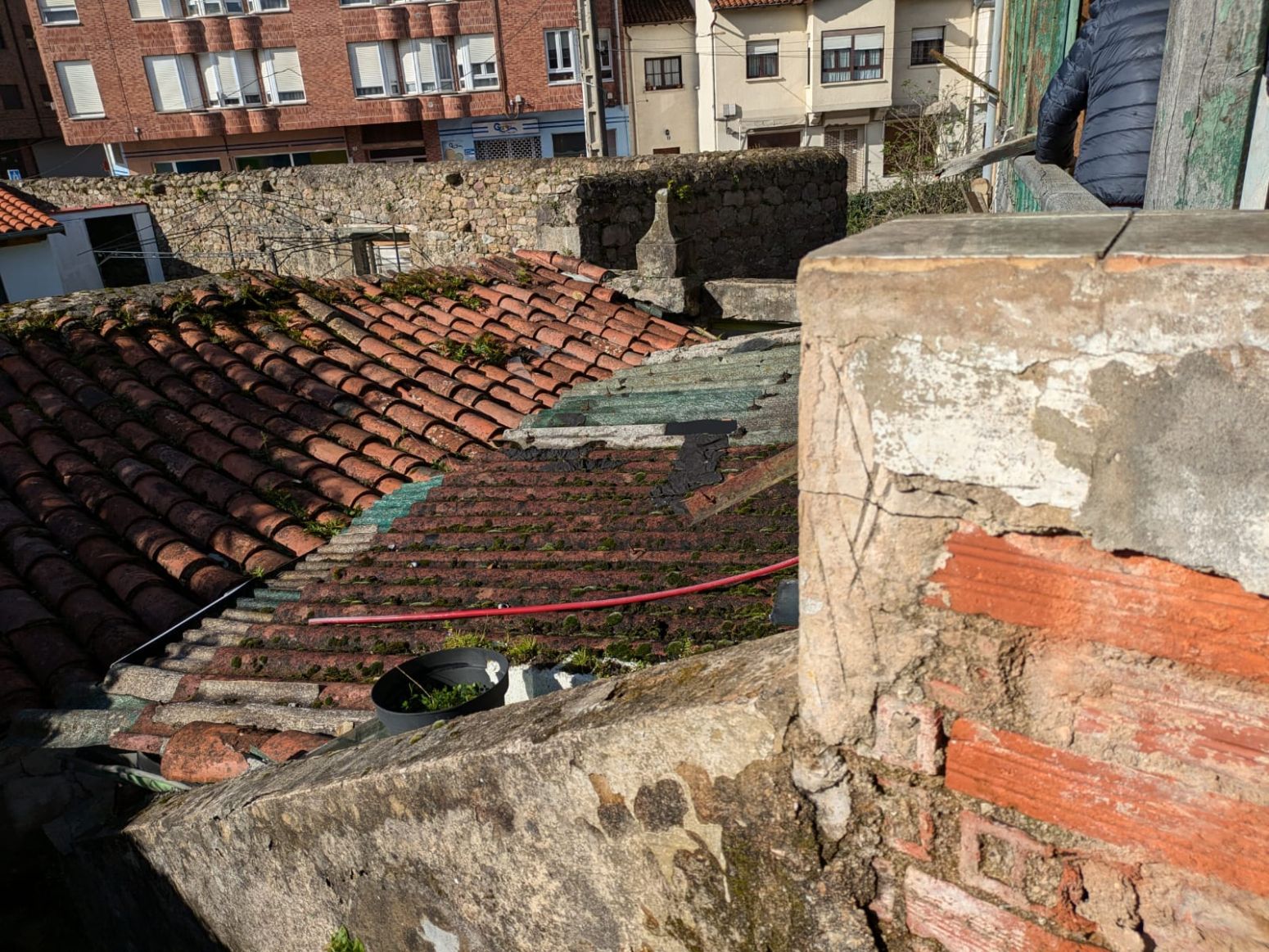 Vista exterior de Casa adosada en venta en Los Corrales de Buelna  con Jardín privado