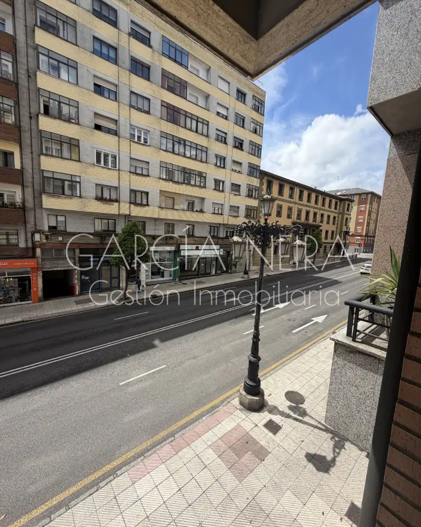 Vista exterior de Pis en venda en Oviedo  amb Calefacció, Parquet i Moblat