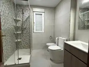 Bany de Pis de lloguer en Jaén amb Aire condicionat, Terrassa i Moblat