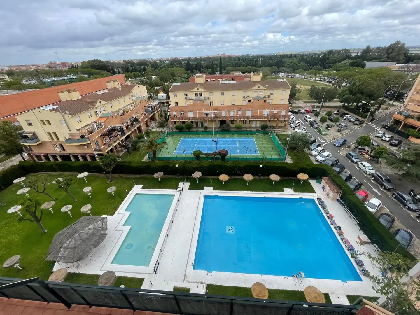 Piscina de Pis de lloguer en Sevilla amb Aire condicionat, Calefacció i Terrassa