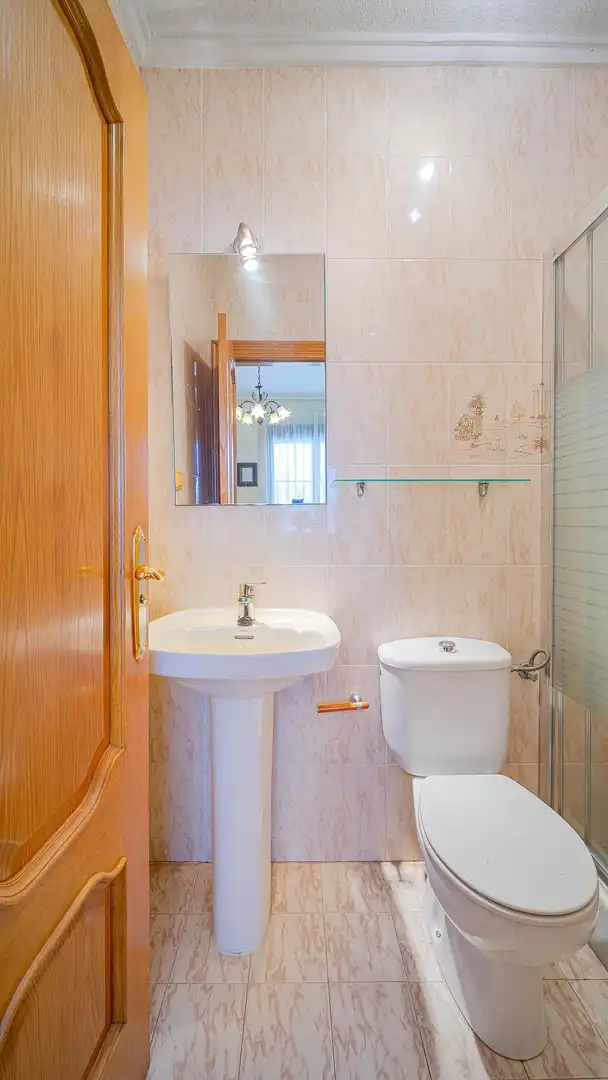 Baño de Casa adosada en venta en Torrevieja con Jardín privado, Trastero y Piscina