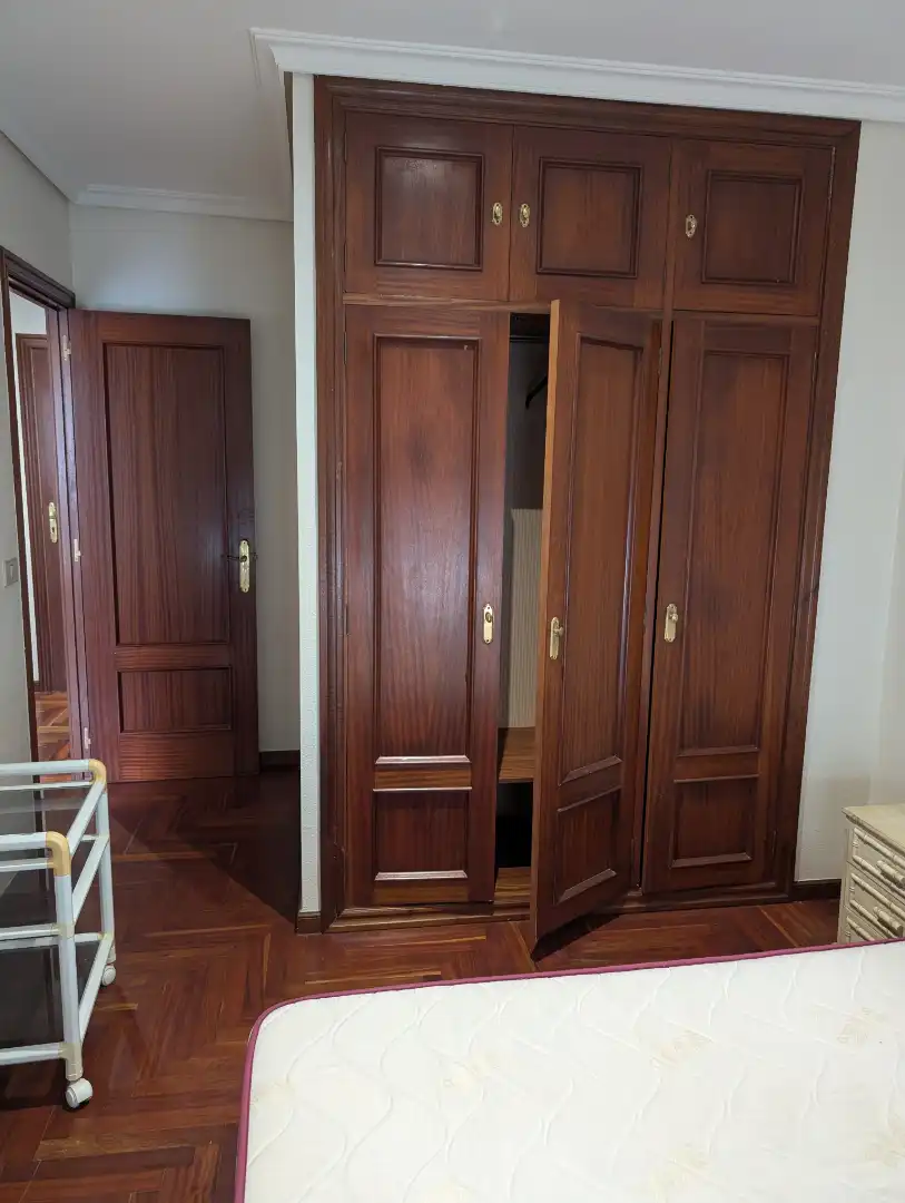 Dormitori de Apartament en venda en Pontevedra Capital  amb Calefacció, Parquet i Moblat
