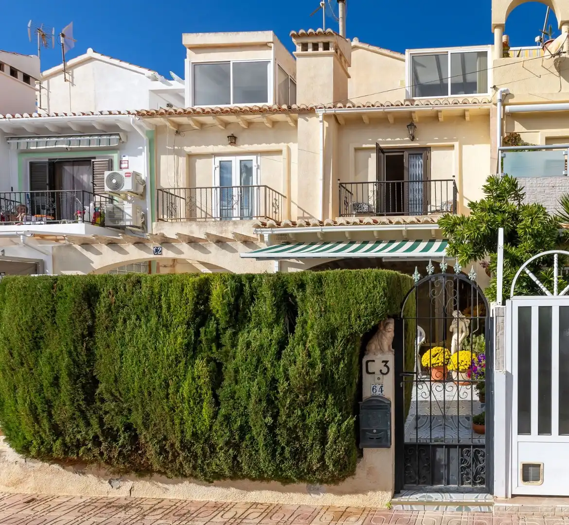 Vista exterior de Dúplex en venta en Torrevieja con Piscina comunitaria