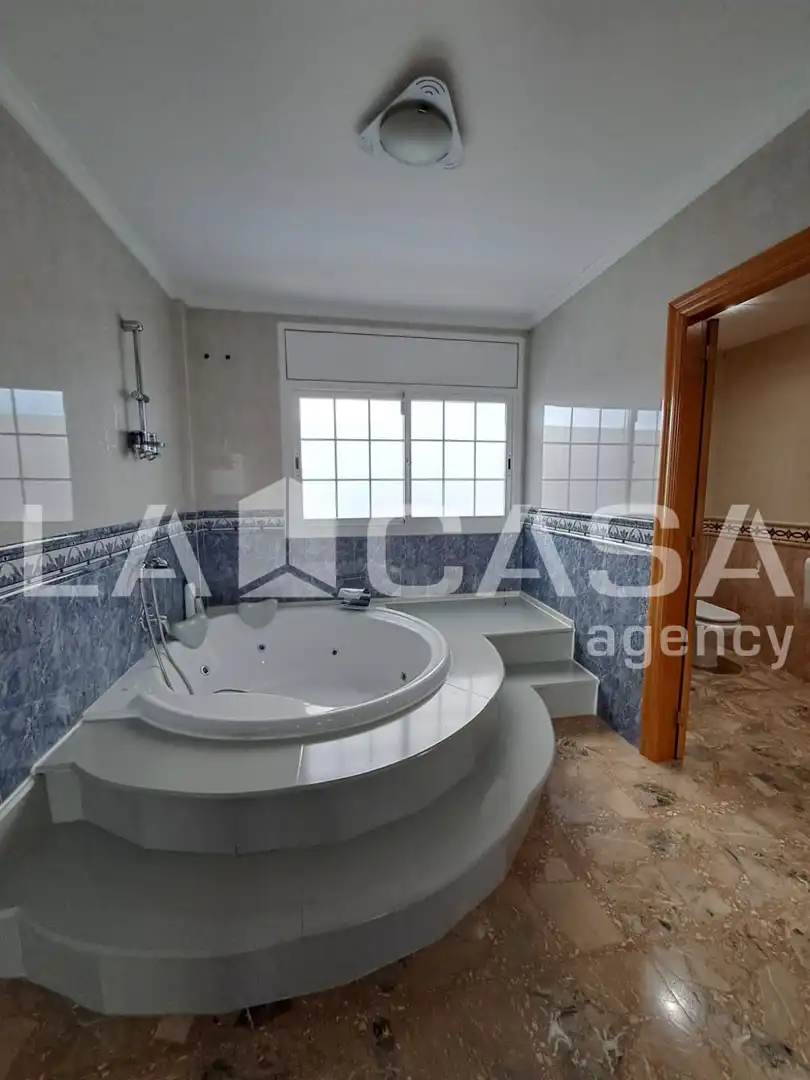 Bany de Casa o xalet en venda en Terrassa amb Terrassa i Piscina