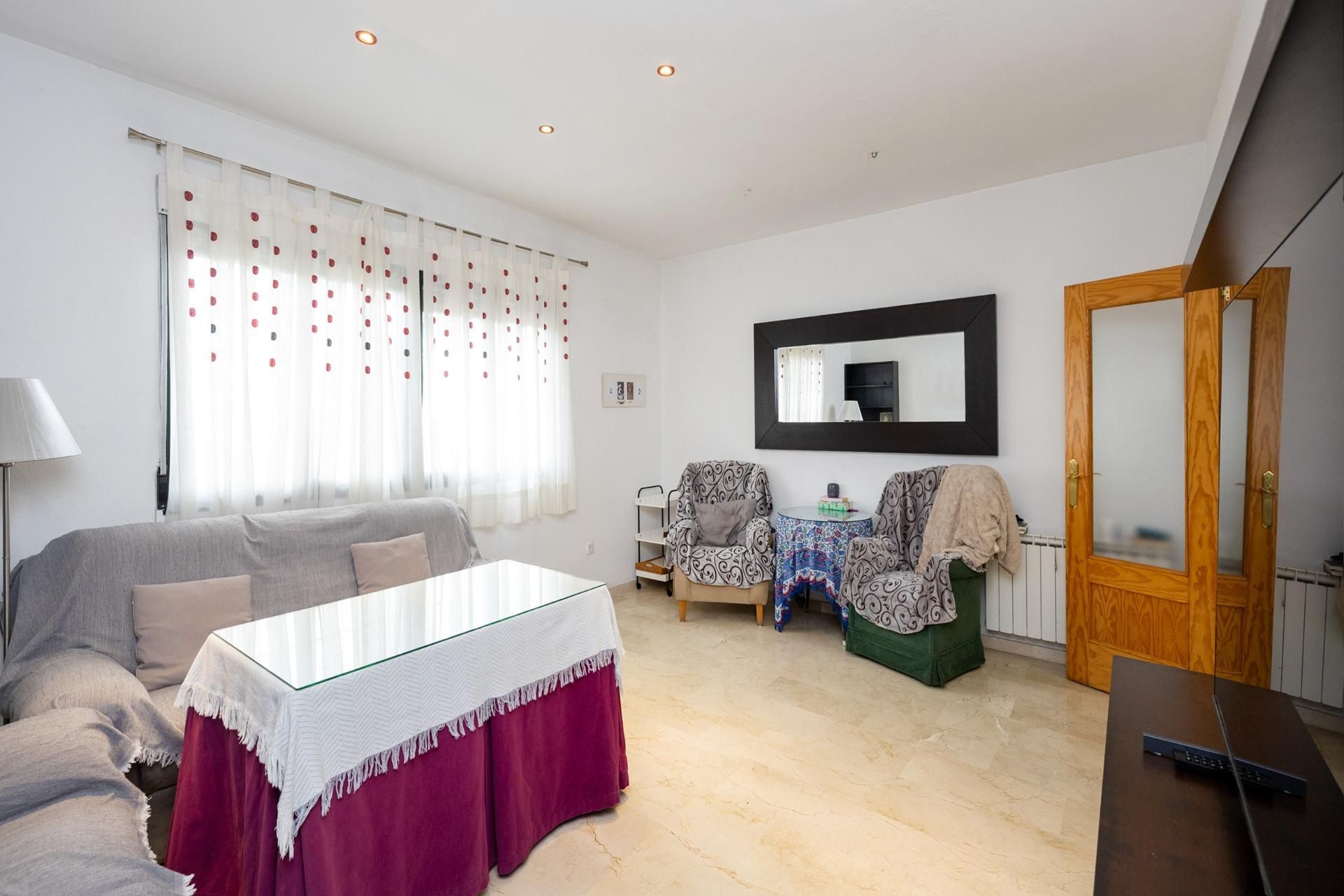 Sala d'estar de Casa o xalet en venda en Jun amb Jardí privat, Balcó i Alarma