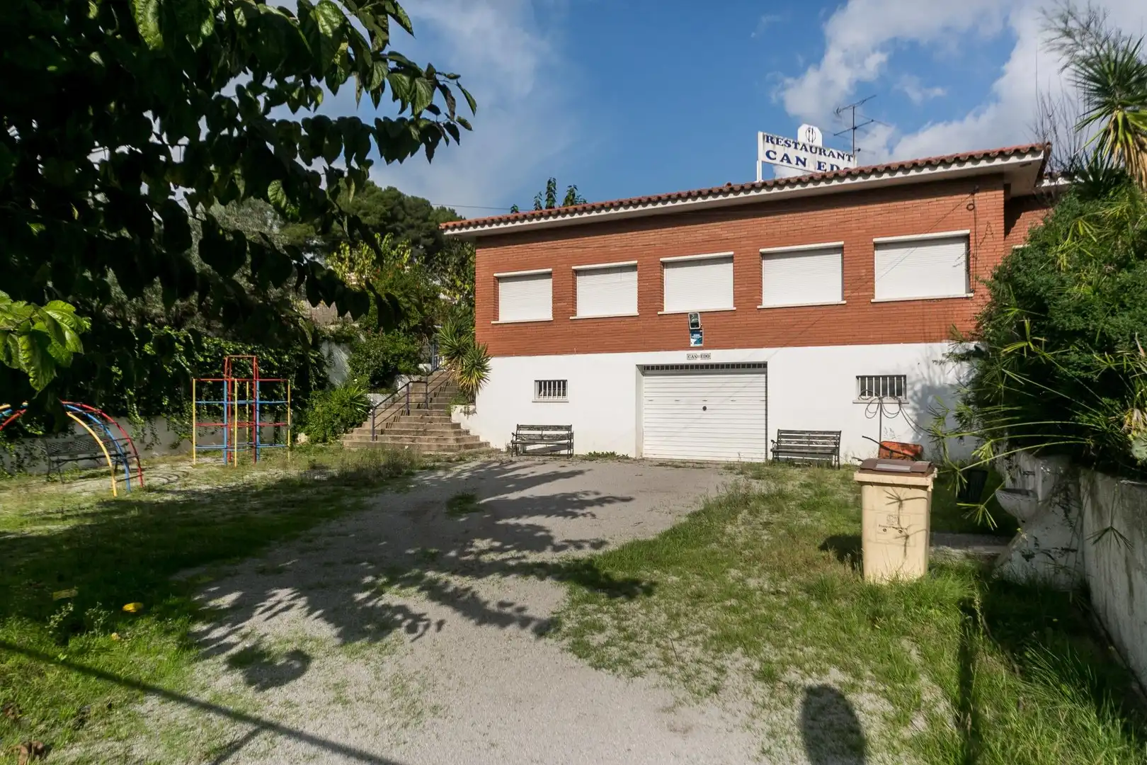 Vista exterior de Casa o xalet en venda en Cerdanyola del Vallès amb Calefacció, Jardí privat i Terrassa