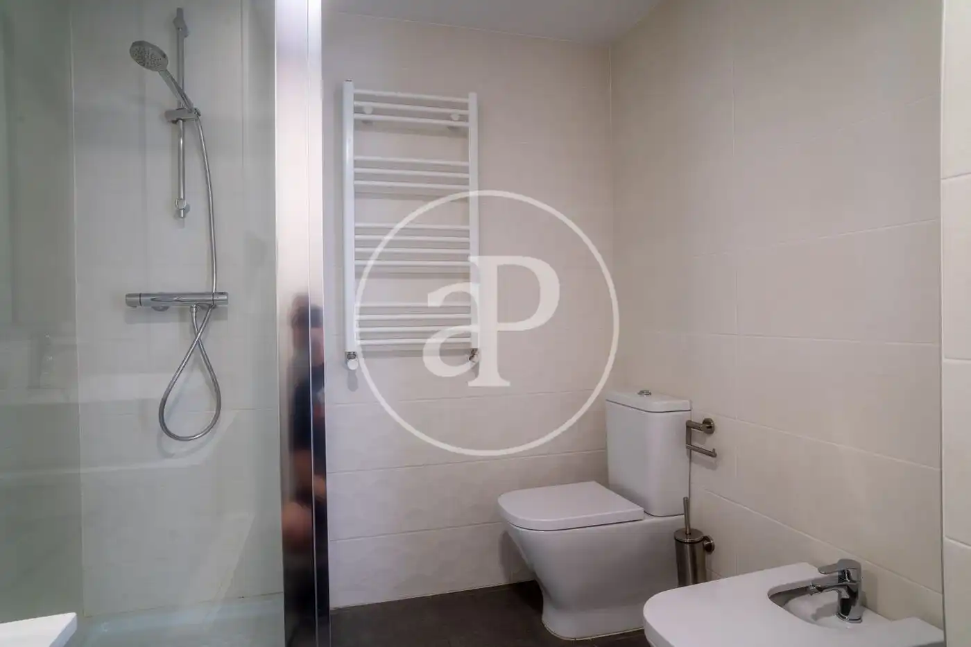 Bathroom of Flat for rent in Valencia  with Air Conditioner, Heating and Private garden