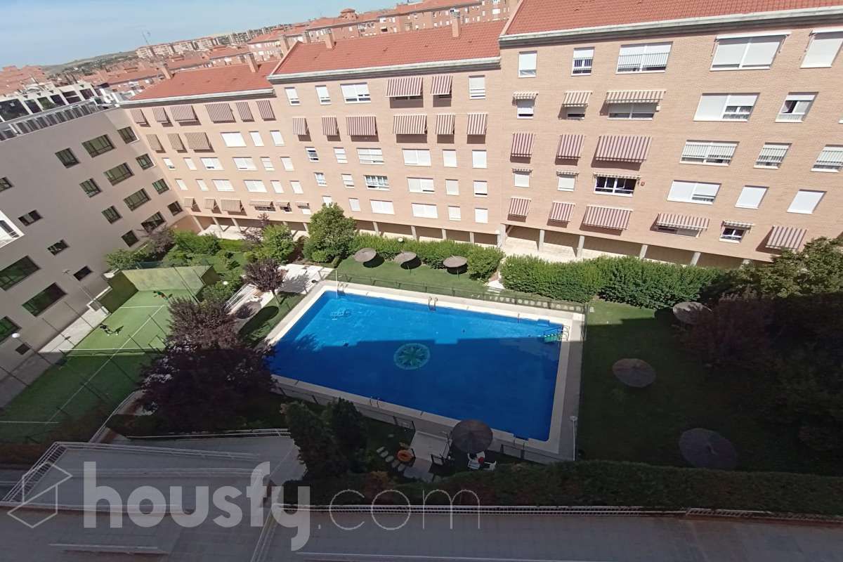 Swimming pool of Flat to rent in  Toledo Capital  with Air Conditioner, Heating and Parquet flooring
