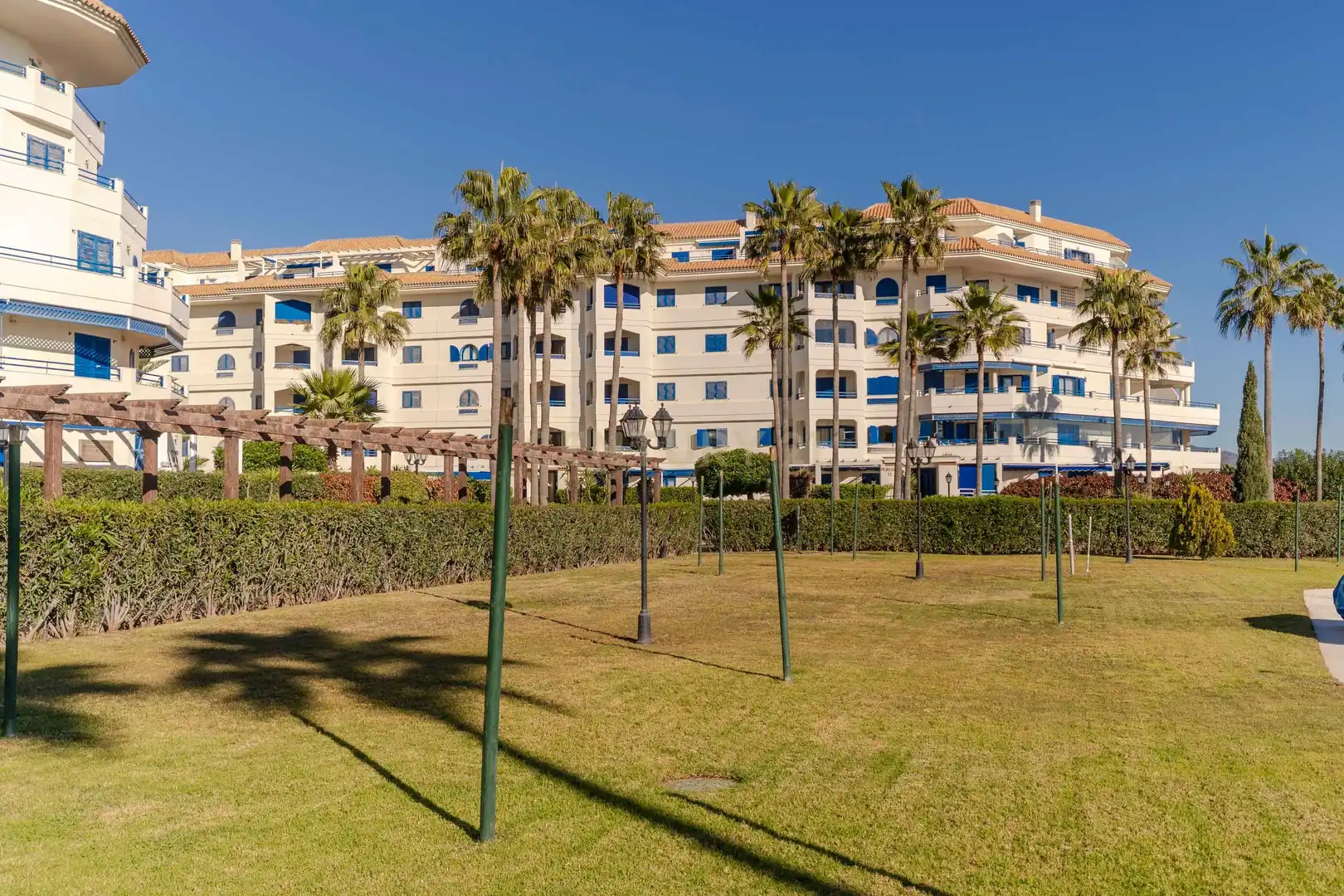 Außenansicht von Wohnung zum Verkauf in Manilva mit Privatgarten, Abstellraum und Gemeinschaftspool