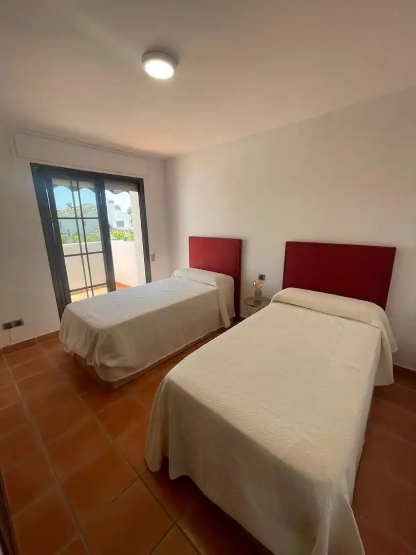 Dormitori de Casa adosada de lloguer en Marbella amb Aire condicionat, Terrassa i Moblat