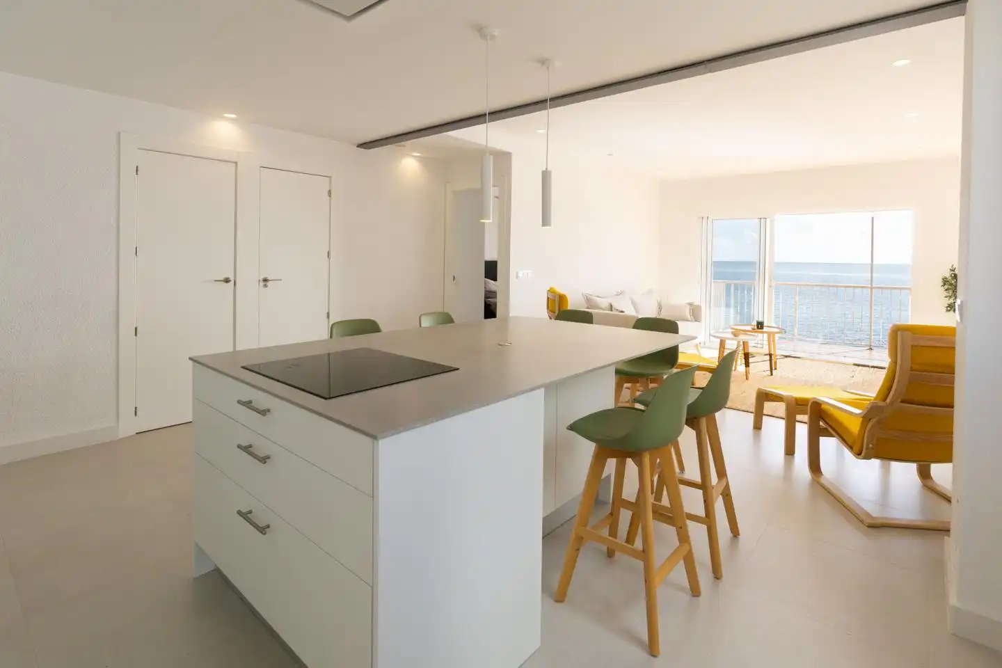 Küche von Wohnung zum Verkauf in Santa Pola mit Klimaanlage und Terrasse