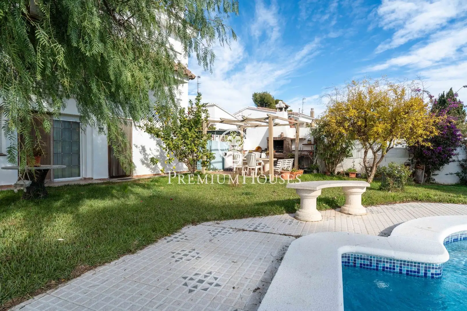 Vista exterior de Casa o xalet en venda en Vilanova i la Geltrú amb Calefacció, Jardí privat i Terrassa