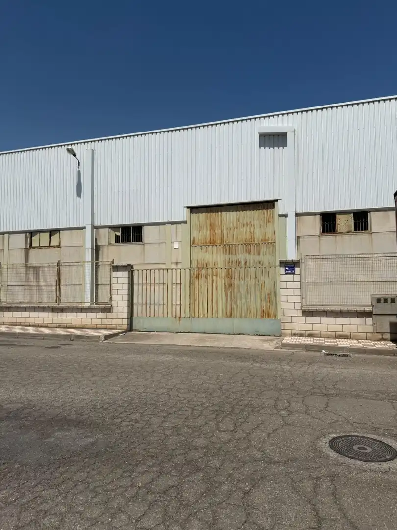 Vista exterior de Nave industrial en venta en La Carolina