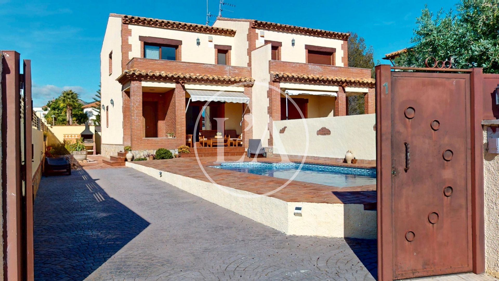 Vista exterior de Casa adosada en venda en Mont-roig del Camp amb Aire condicionat, Calefacció i Jardí privat