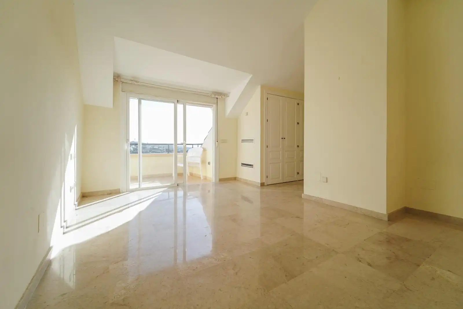Ático en venta en Marbella con Aire acondicionado, Calefacción y Jardín privado
