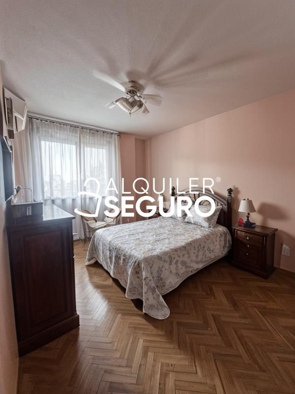 Dormitori de Pis de lloguer en Alcalá de Henares amb Calefacció, Terrassa i Piscina