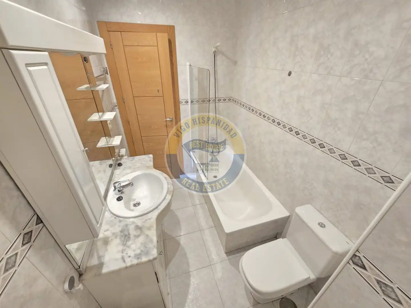 Badezimmer von Wohnung zur Miete in Vigo  mit Heizung, Parkett und Möbliert