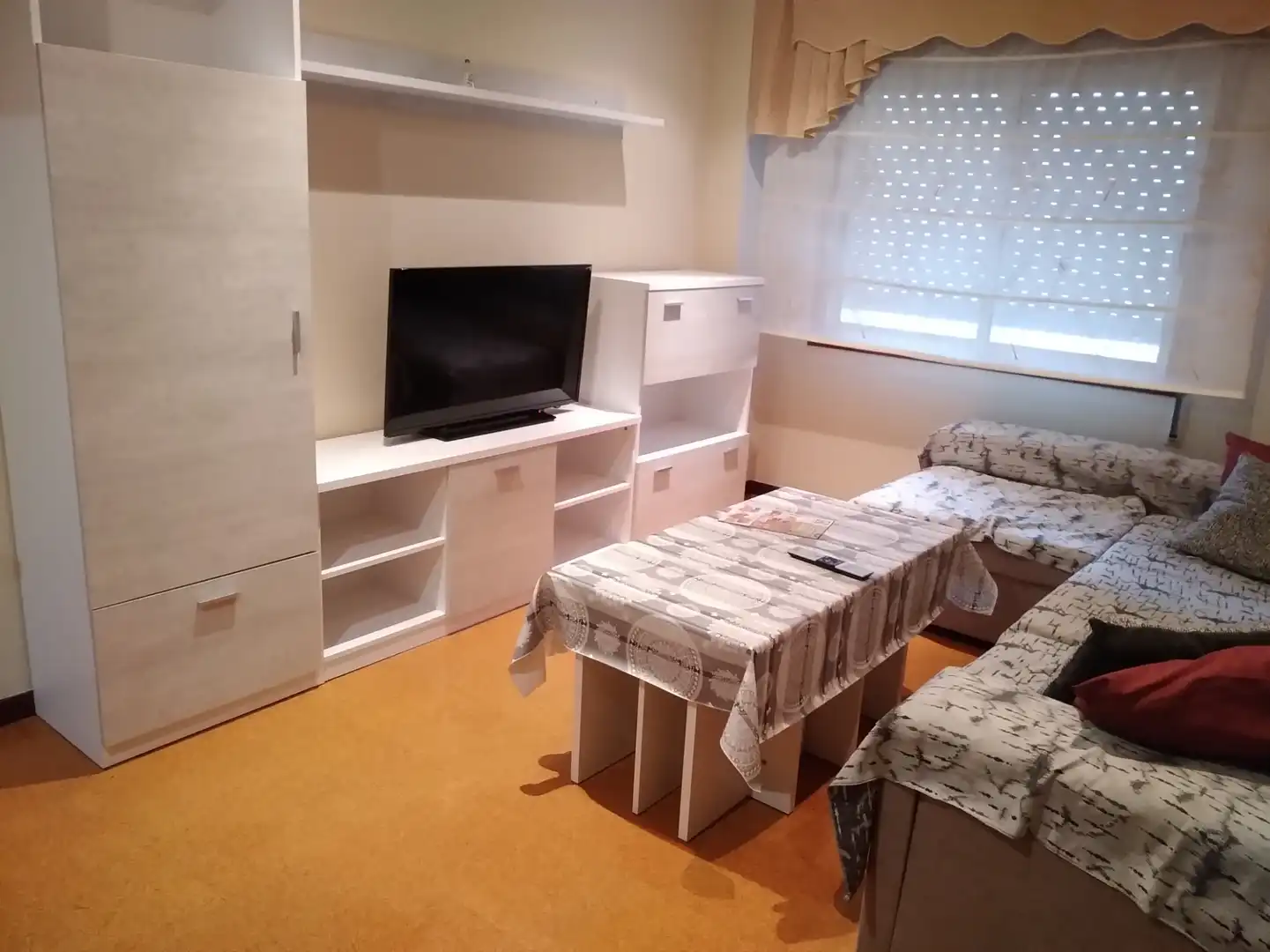 Living room of Flat for rent in Pontevedra Capital   with Heating, Parquet flooring and Furnished