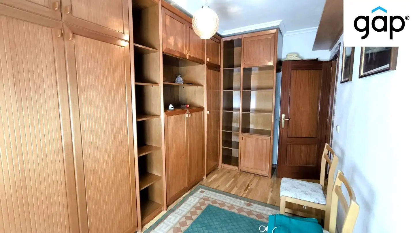 Schlafzimmer von Wohnung zum Verkauf in Cuenca mit Klimaanlage, Heizung und Parkett