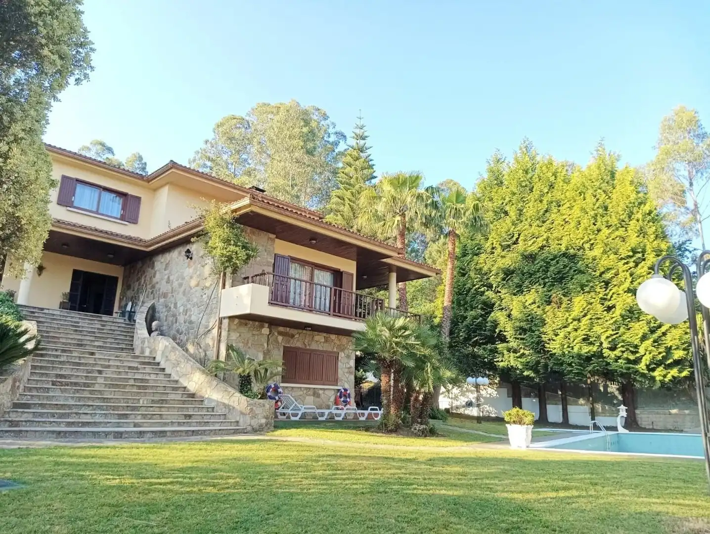Vista exterior de Casa o xalet en venda en Gondomar amb Calefacció, Terrassa i Piscina