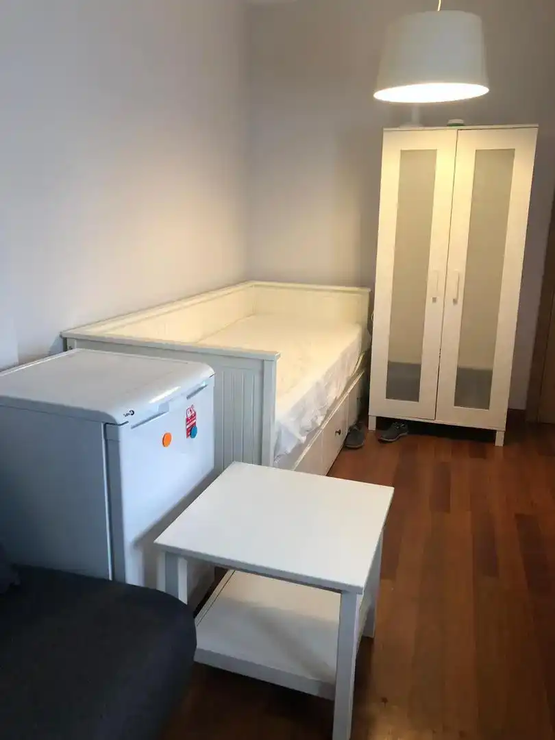 Dormitori de Estudi en venda en Madrid amb Parquet, Moblat i Rentadora