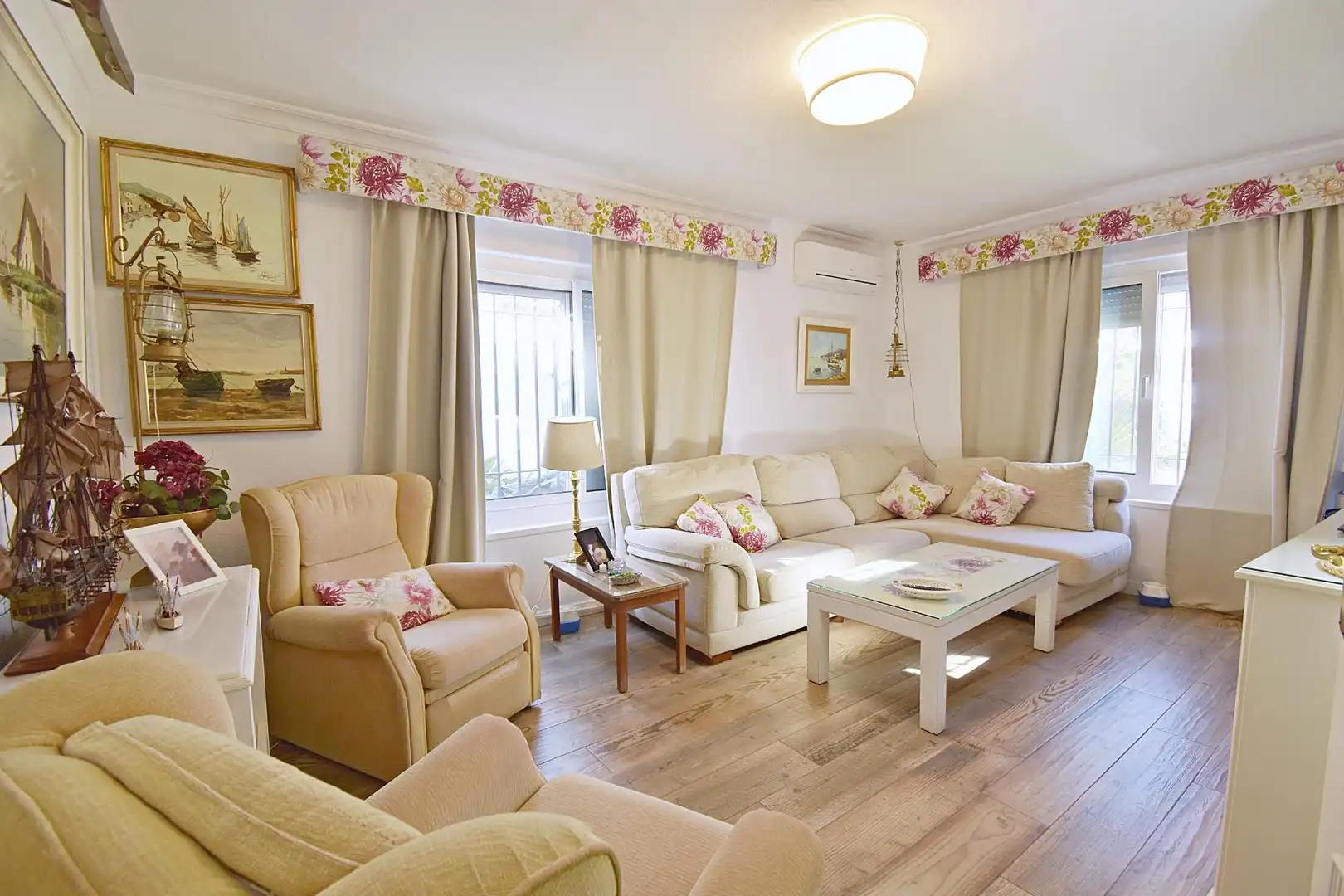 Sala d'estar de Casa o xalet en venda en El Puerto de Santa María amb Aire condicionat i Jardí privat