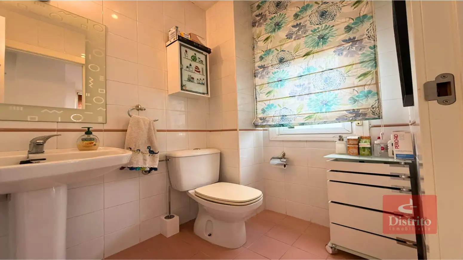 Badezimmer von Einfamilien-Reihenhaus zum Verkauf in Piélagos mit Heizung, Privatgarten und Terrasse