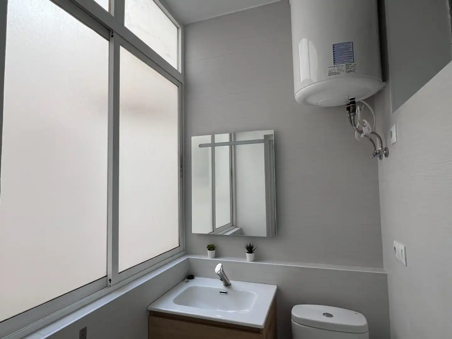 Baño de Piso de alquiler en Elche / Elx con Amueblado y Balcón
