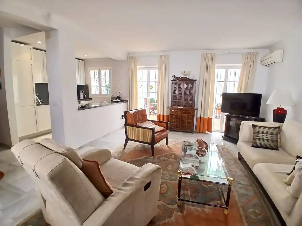 Wohnzimmer von Einfamilien-Reihenhaus zum Verkauf in Fuengirola mit Klimaanlage, Terrasse und Möbliert