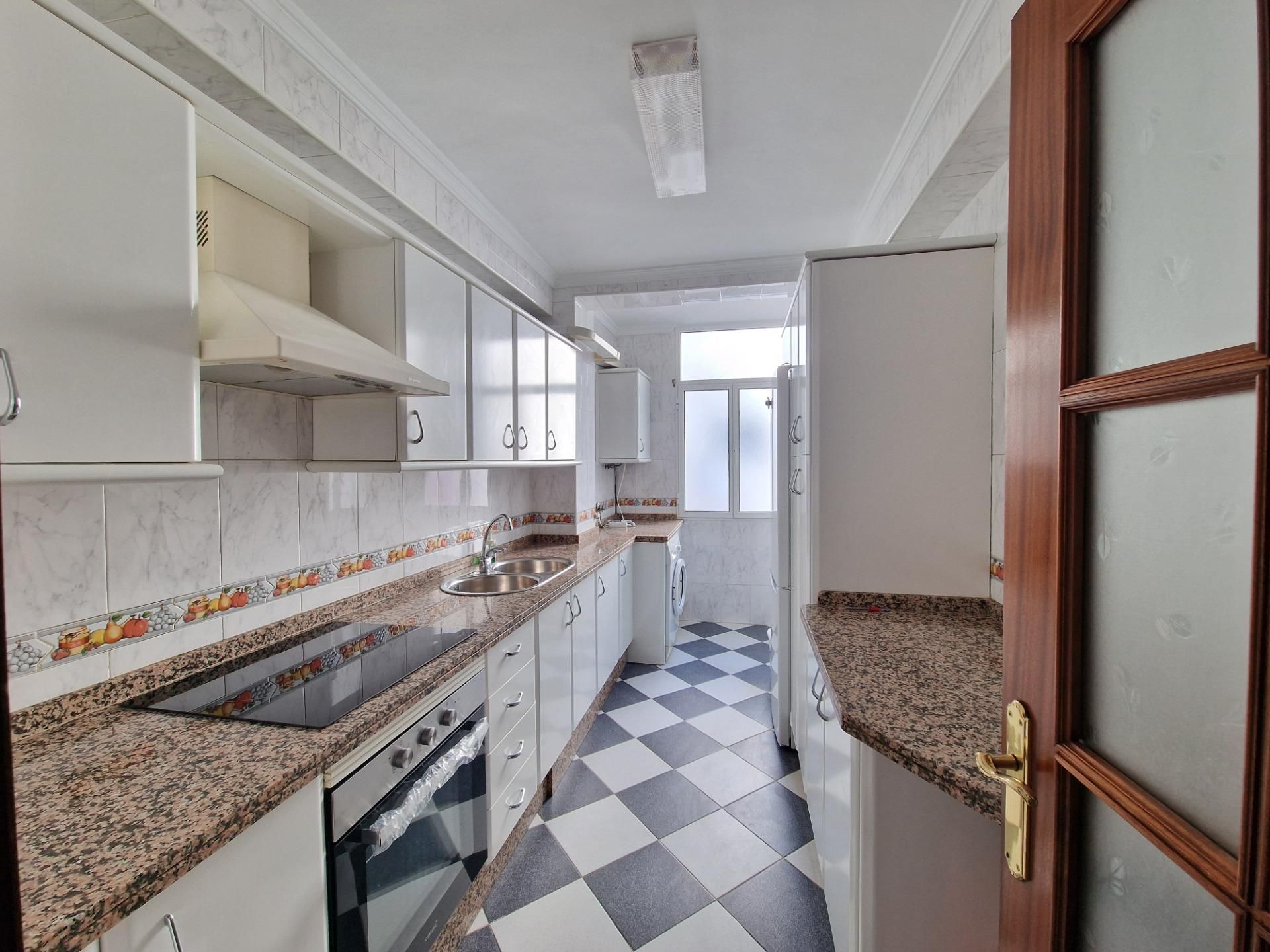 Cuina de Pis de lloguer en Jerez de la Frontera amb Aire condicionat