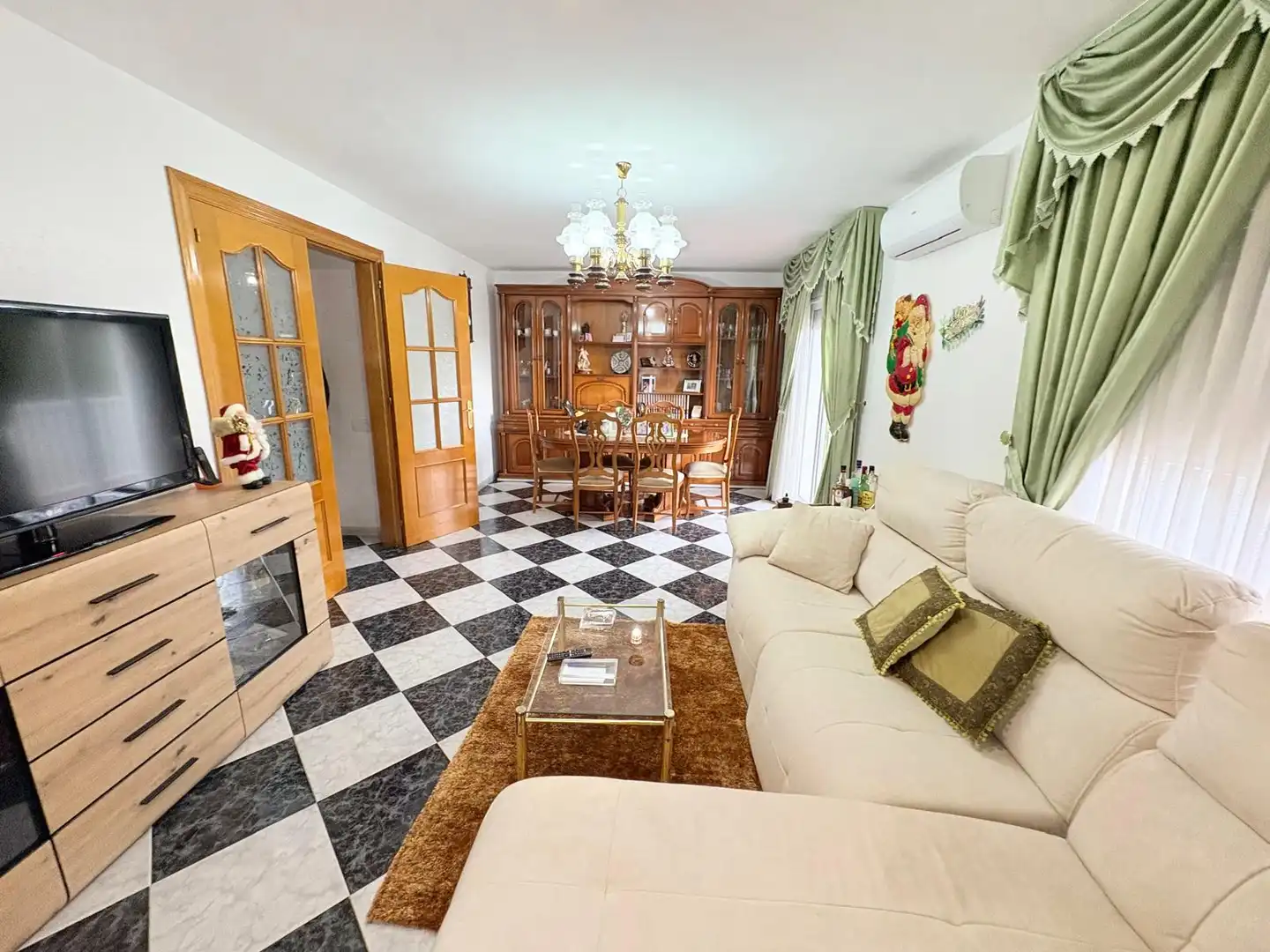 Sala de estar de Casa o chalet en venta en Corbera de Llobregat con Aire acondicionado, Calefacción y Jardín privado