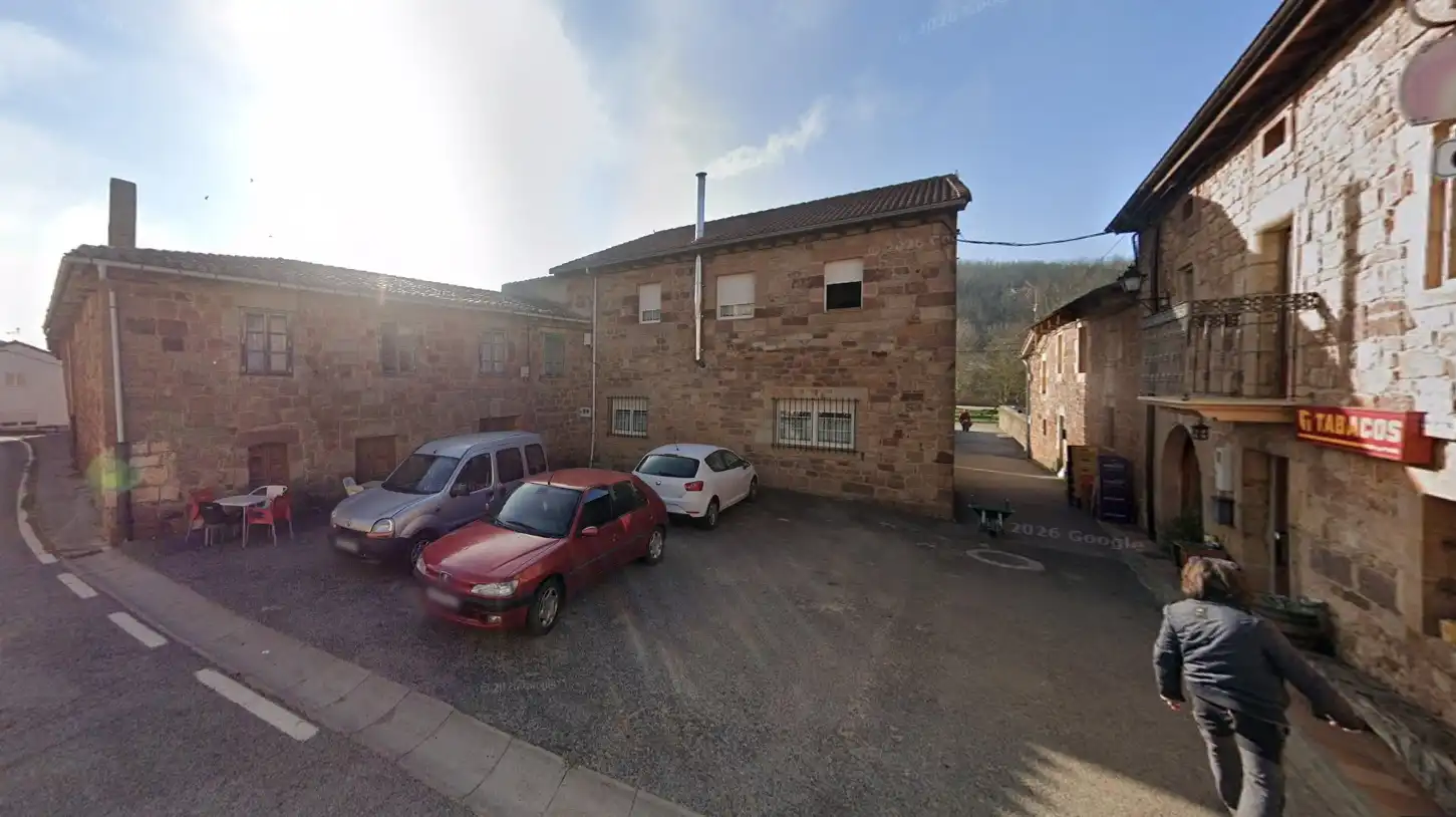 Vista exterior de Casa adosada en venda en Valderredible amb Jardí privat, Terrassa i Traster