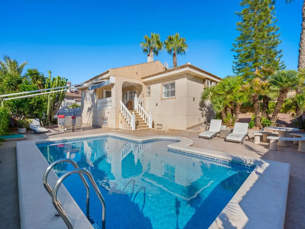 Villa con piscina in vendita a Benijófar