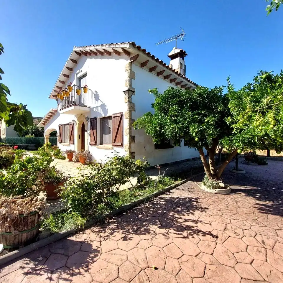 Vista exterior de Casa o xalet en venda en Banyeres del Penedès amb Aire condicionat, Jardí privat i Moblat