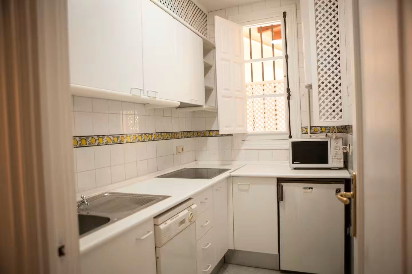 Kitchen of Flat to rent in  Sevilla Capital  with Air Conditioner, Heating and Furnished