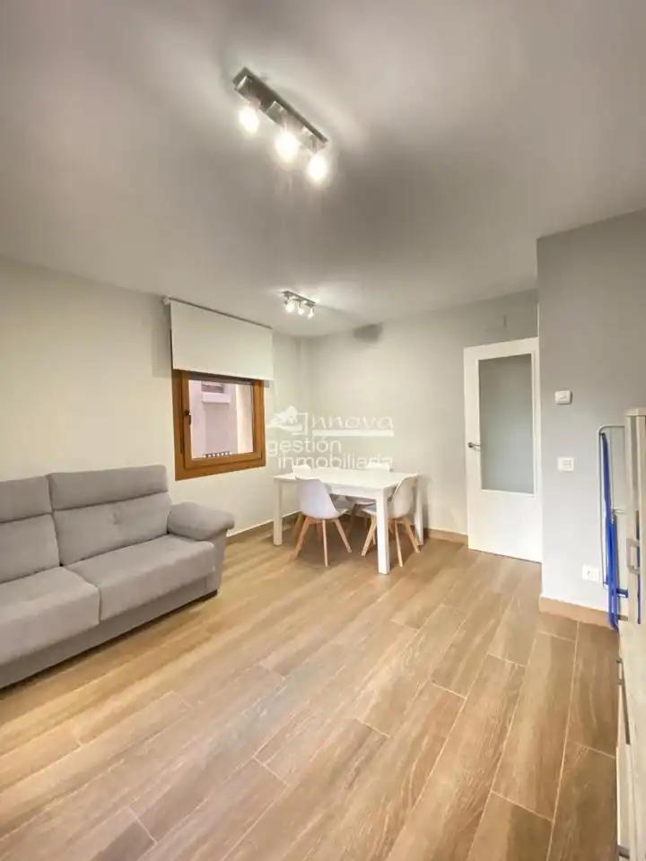Ground floor for rent in San Nicolás, Plaza Mayor - San Agustín