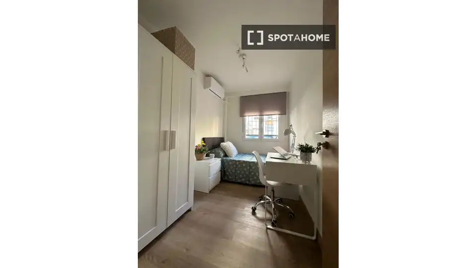 Bedroom of Flat for share in Macarena