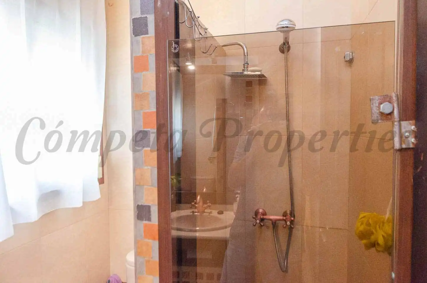 Baño de Piso en venta en Cómpeta con Terraza y Amueblado