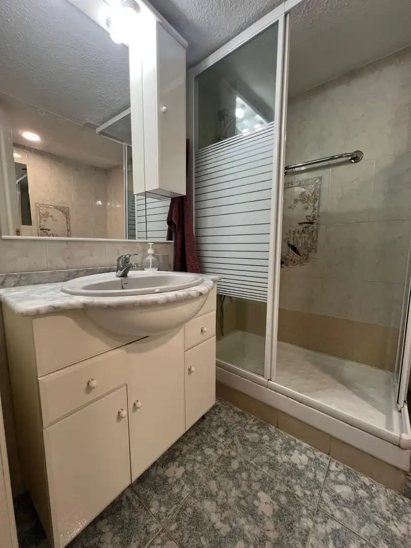 Badezimmer von Wohnungen zur Miete in Fuengirola mit Klimaanlage, Terrasse und Gemeinschaftspool
