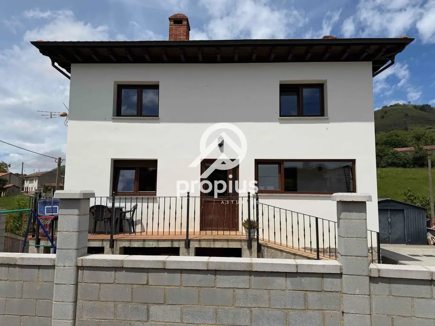Vista exterior de Casa o xalet en venda en Sariego amb Calefacció, Parquet i Traster