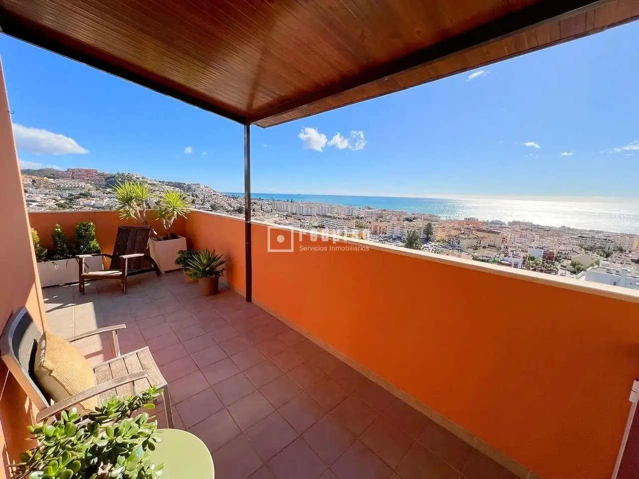 Vista exterior de Ático en venta en Rincón de la Victoria con Aire acondicionado, Calefacción y Jardín privado