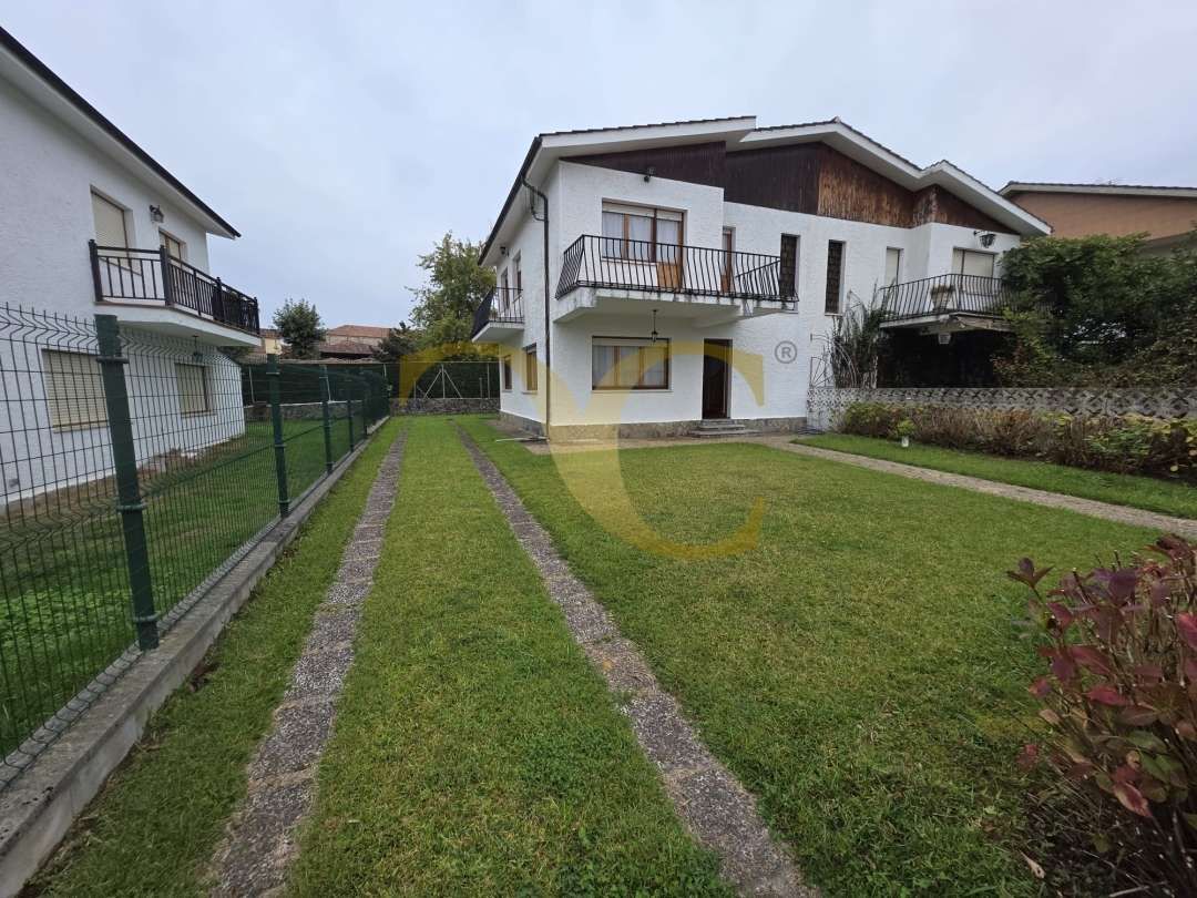 Vista exterior de Casa o xalet en venda en Llanes amb Calefacció, Jardí privat i Terrassa